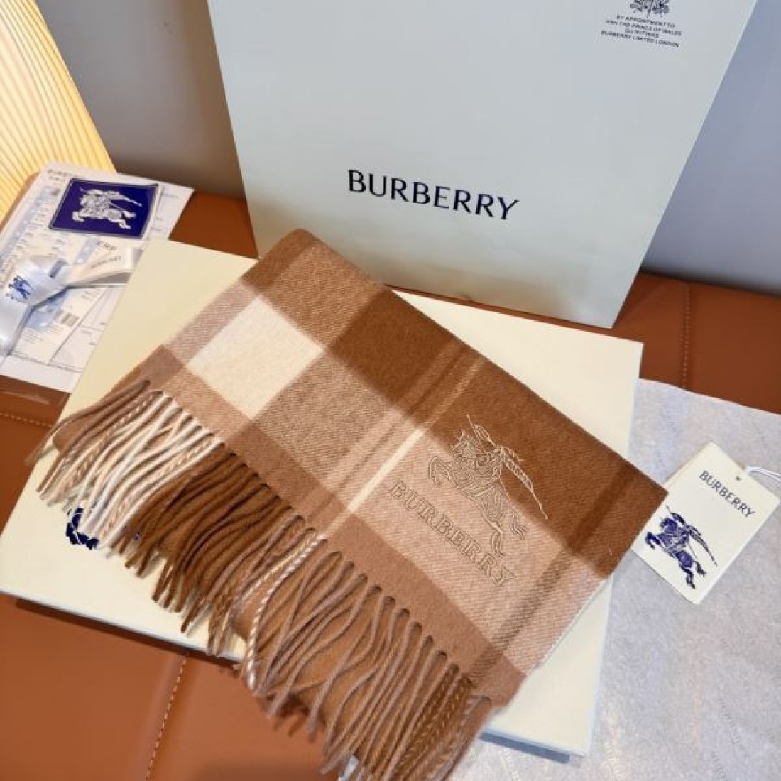 淡色チェック ロゴポイント フリンジ付き 透明感ある首元 2026新作 BURBERRY バーバリー コピー マフラー ギフト映え