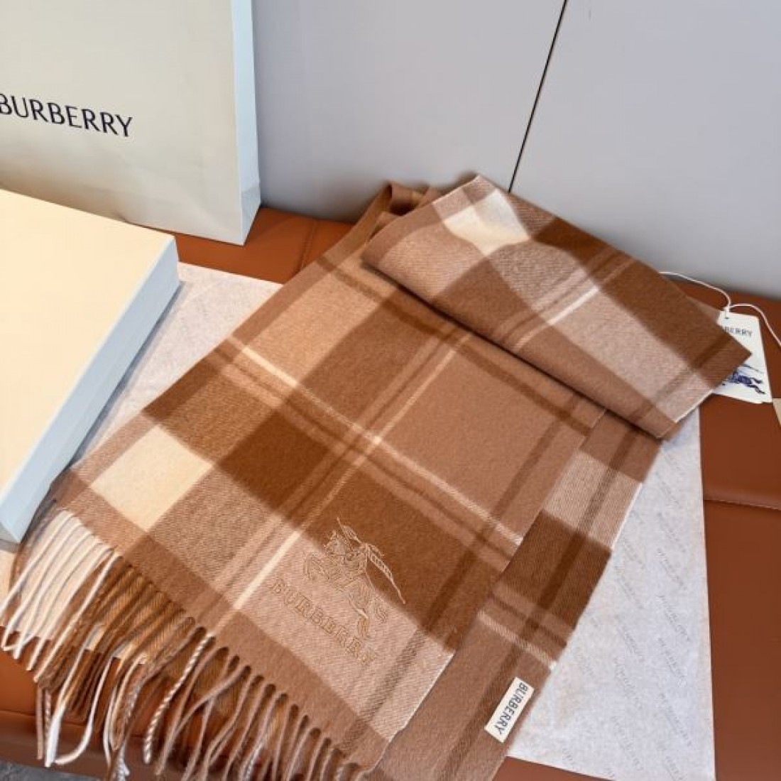 淡色チェック ロゴポイント フリンジ付き 透明感ある首元 2026新作 BURBERRY バーバリー コピー マフラー ギフト映え