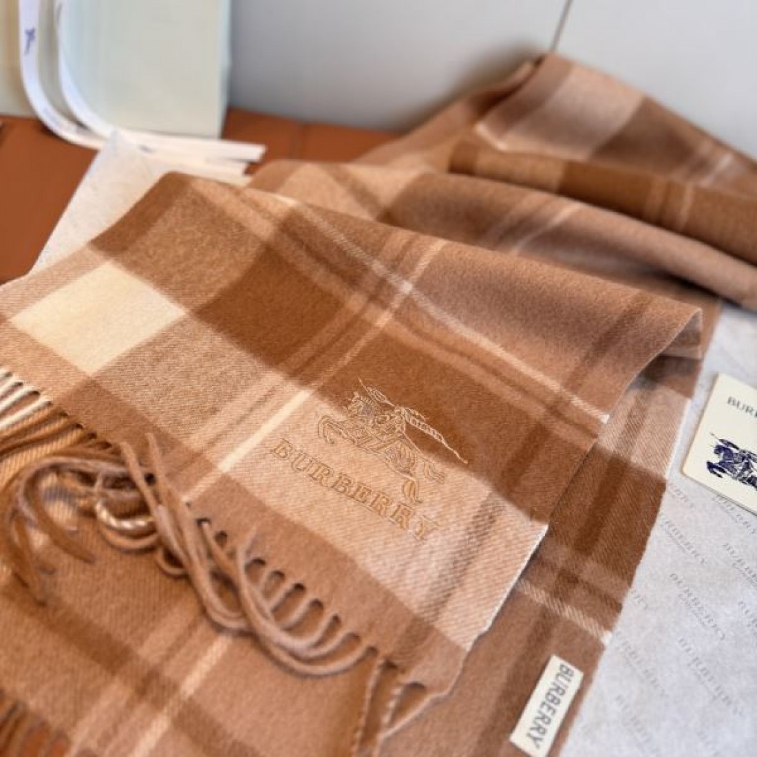 淡色チェック ロゴポイント フリンジ付き 透明感ある首元 2026新作 BURBERRY バーバリー コピー マフラー ギフト映え