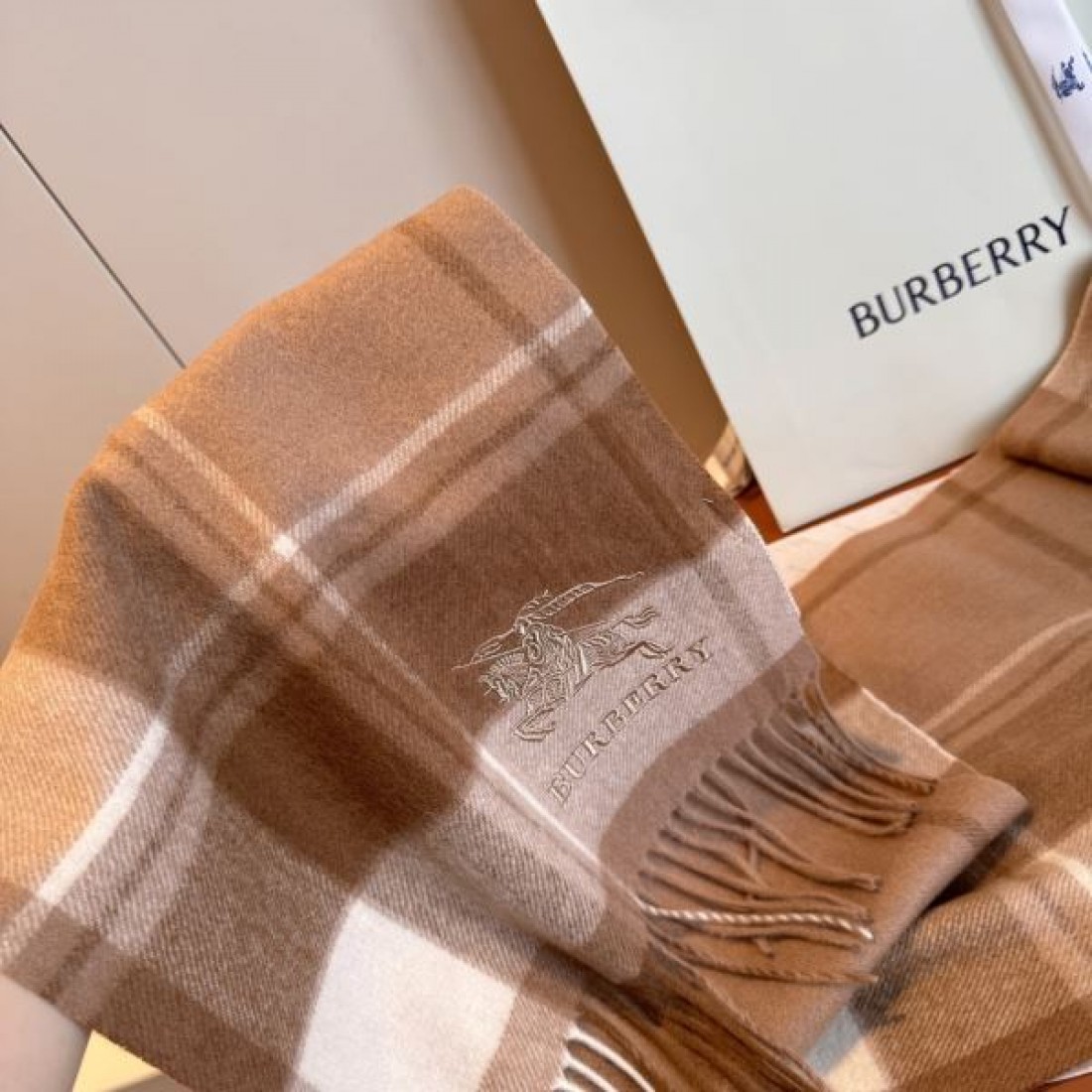 淡色チェック ロゴポイント フリンジ付き 透明感ある首元 2026新作 BURBERRY バーバリー コピー マフラー ギフト映え
