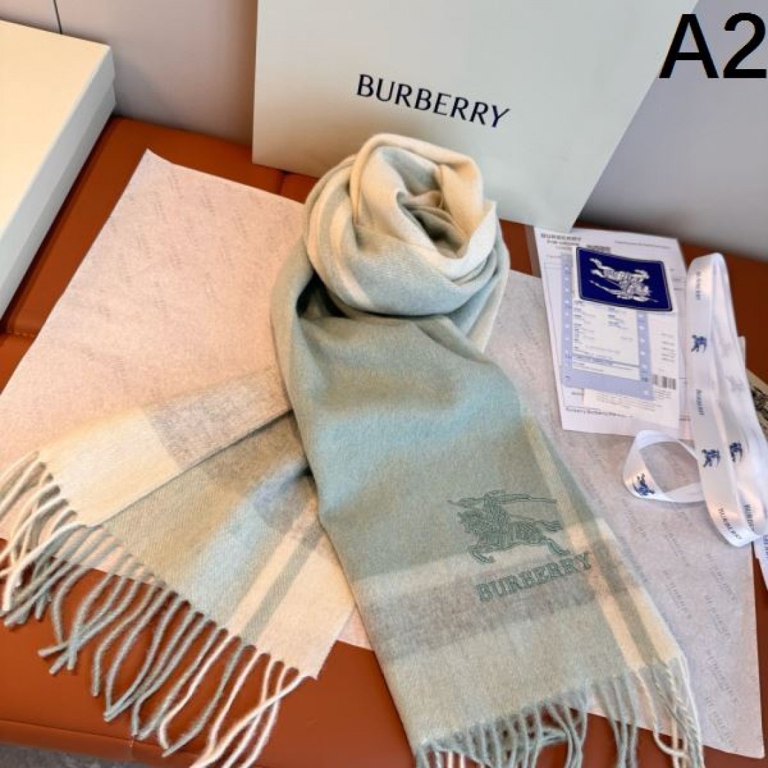 ストール 淡色チェック ロゴポイント 大判タイプ 肩掛け対応 BURBERRY バーバリー コピー マフラー 上品カジュアル