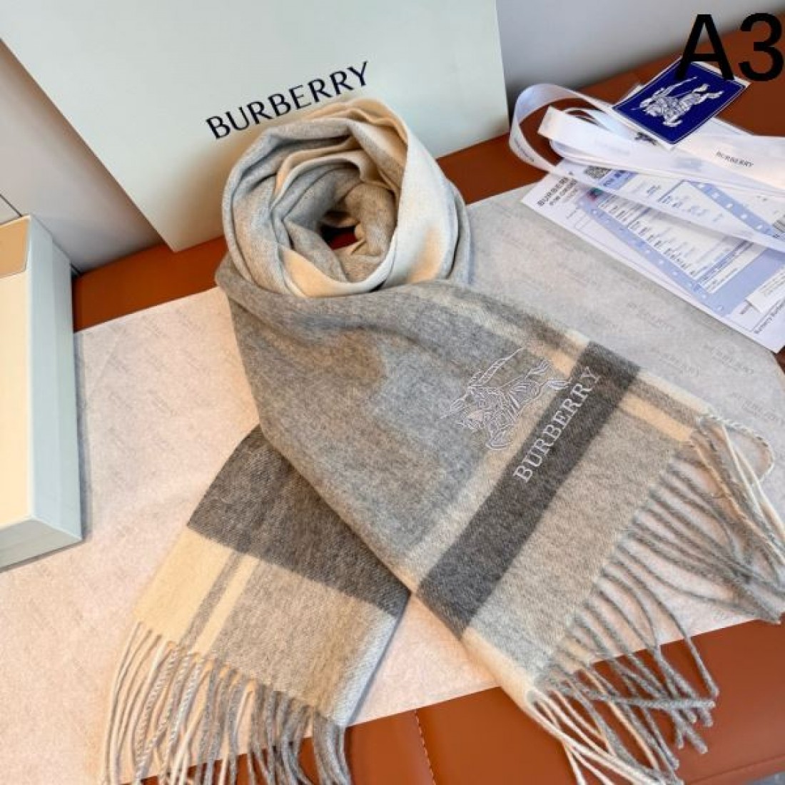 ストール 淡色チェック ロゴポイント 大判タイプ 肩掛け対応 BURBERRY バーバリー コピー マフラー 上品カジュアル