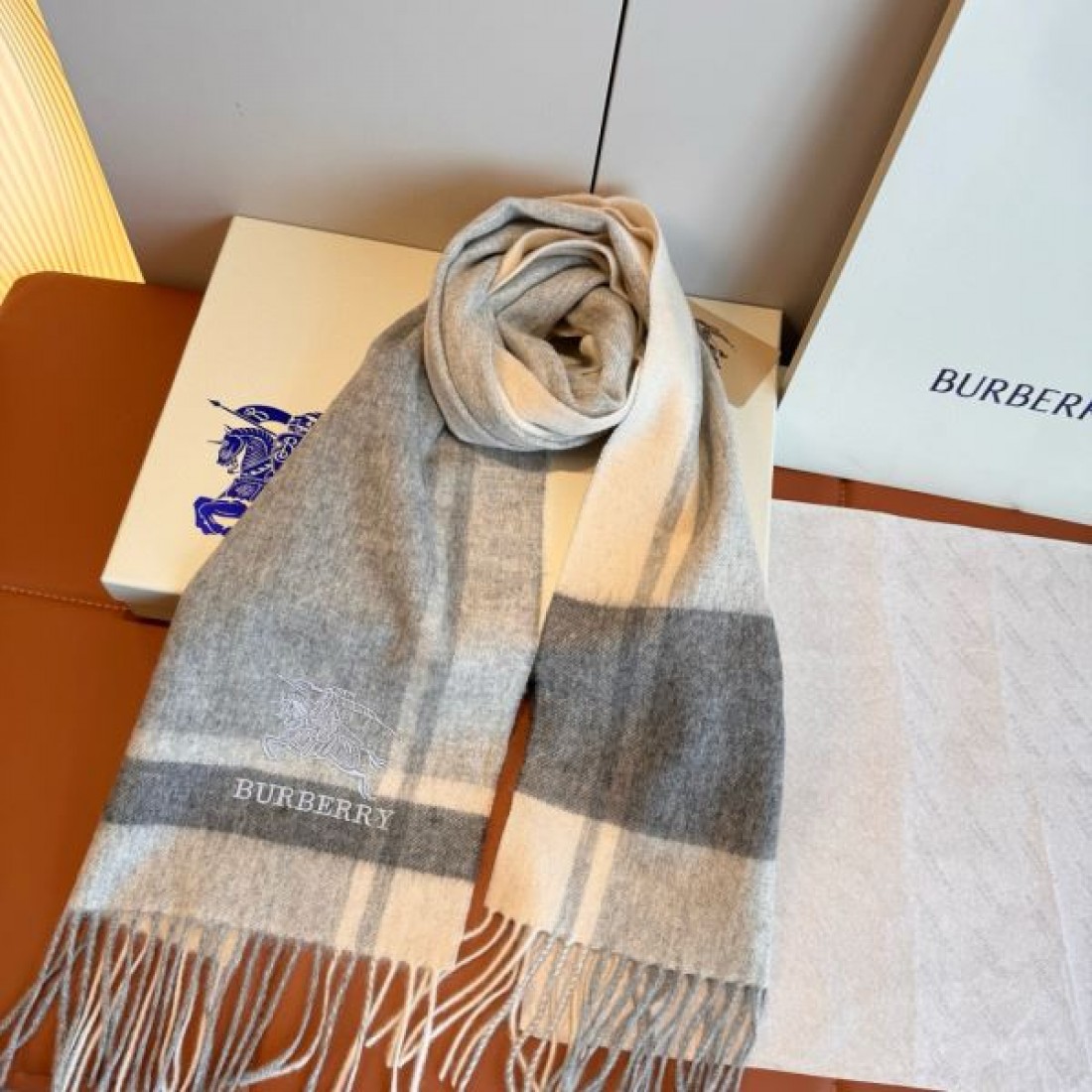ストール 淡色チェック ロゴポイント 大判タイプ 肩掛け対応 BURBERRY バーバリー コピー マフラー 上品カジュアル