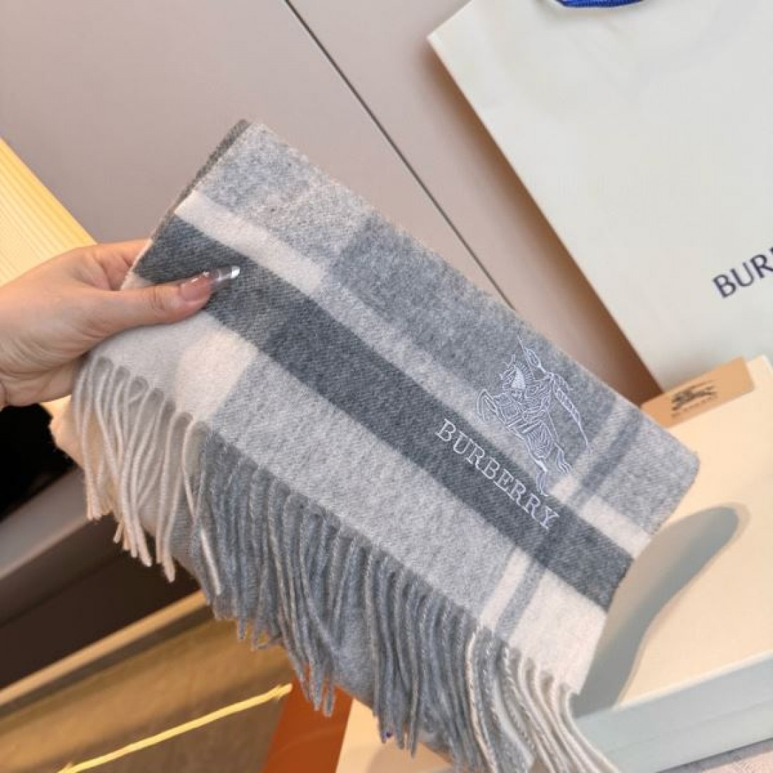 ストール 淡色チェック ロゴポイント 大判タイプ 肩掛け対応 BURBERRY バーバリー コピー マフラー 上品カジュアル