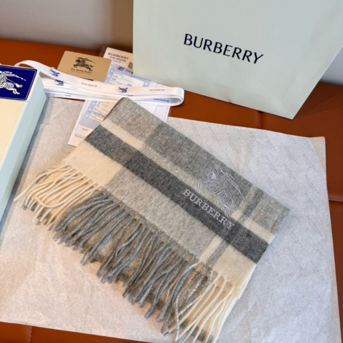 ストール 淡色チェック ロゴポイント 大判タイプ 肩掛け対応 BURBERRY バーバリー コピー マフラー 上品カジュアル
