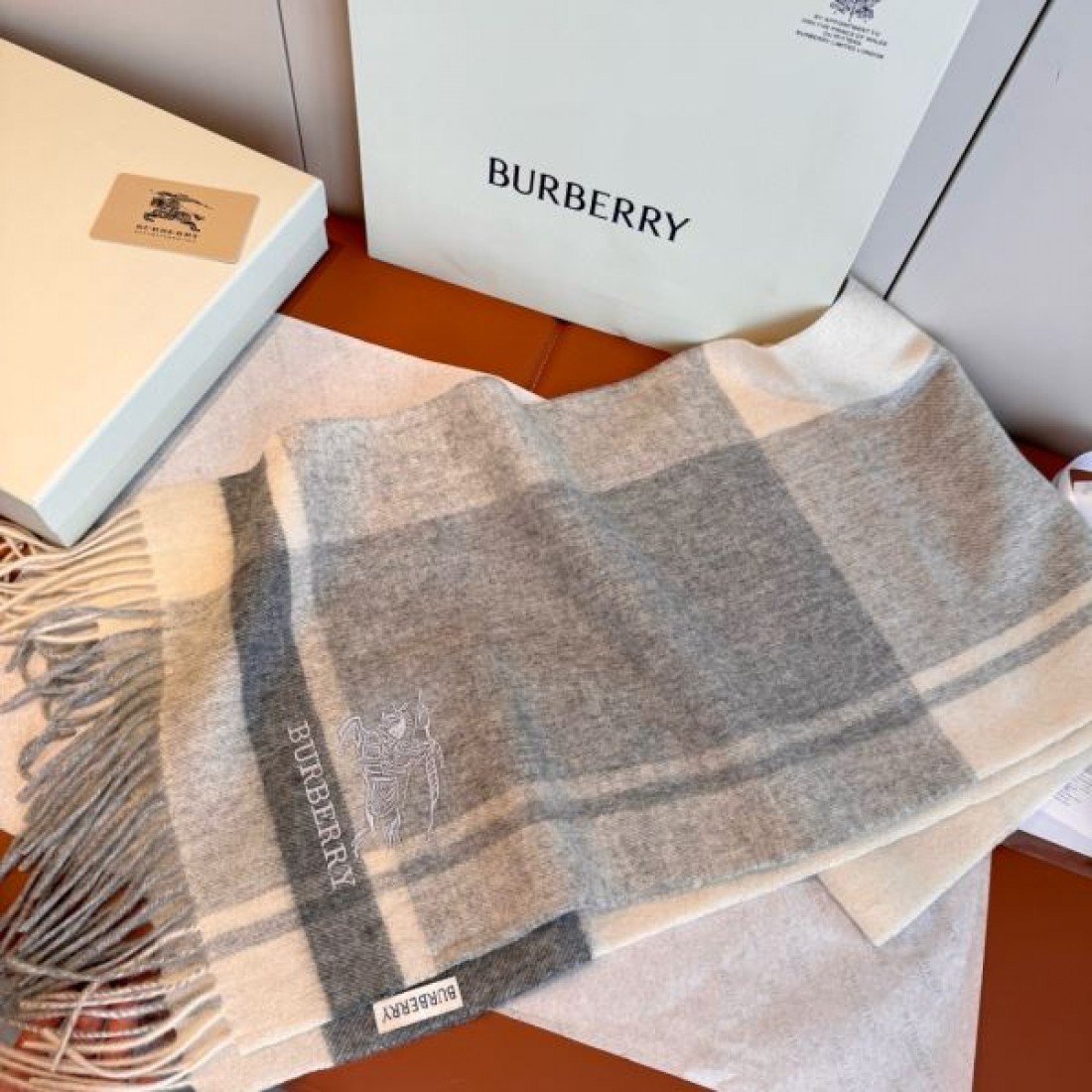 ストール 淡色チェック ロゴポイント 大判タイプ 肩掛け対応 BURBERRY バーバリー コピー マフラー 上品カジュアル