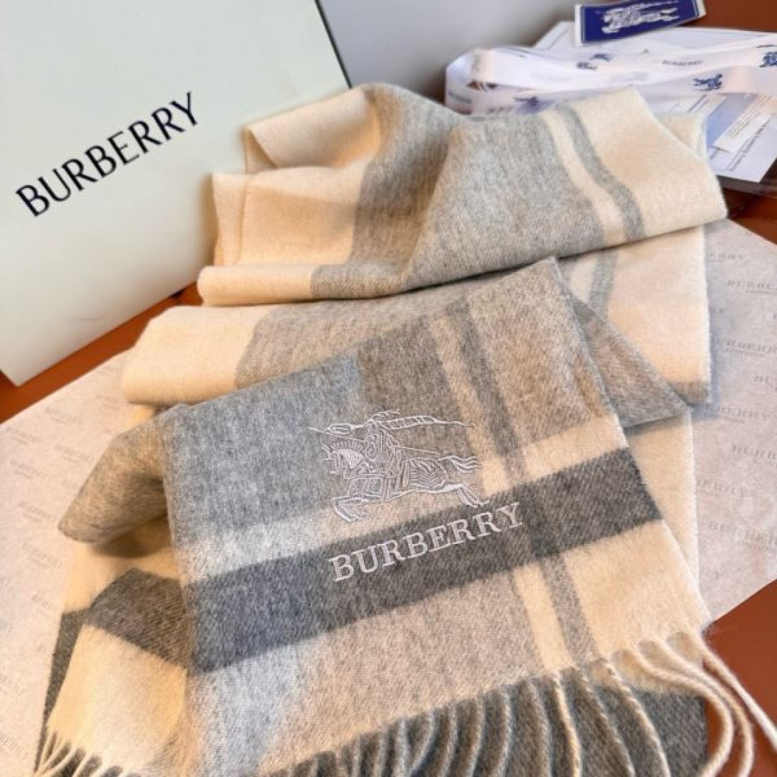 ストール 淡色チェック ロゴポイント 大判タイプ 肩掛け対応 BURBERRY バーバリー コピー マフラー 上品カジュアル