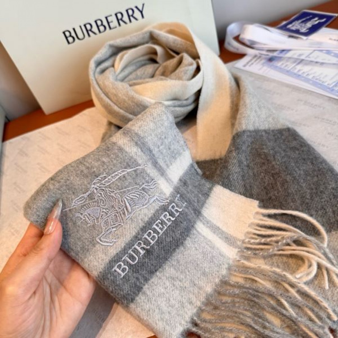 ストール 淡色チェック ロゴポイント 大判タイプ 肩掛け対応 BURBERRY バーバリー コピー マフラー 上品カジュアル