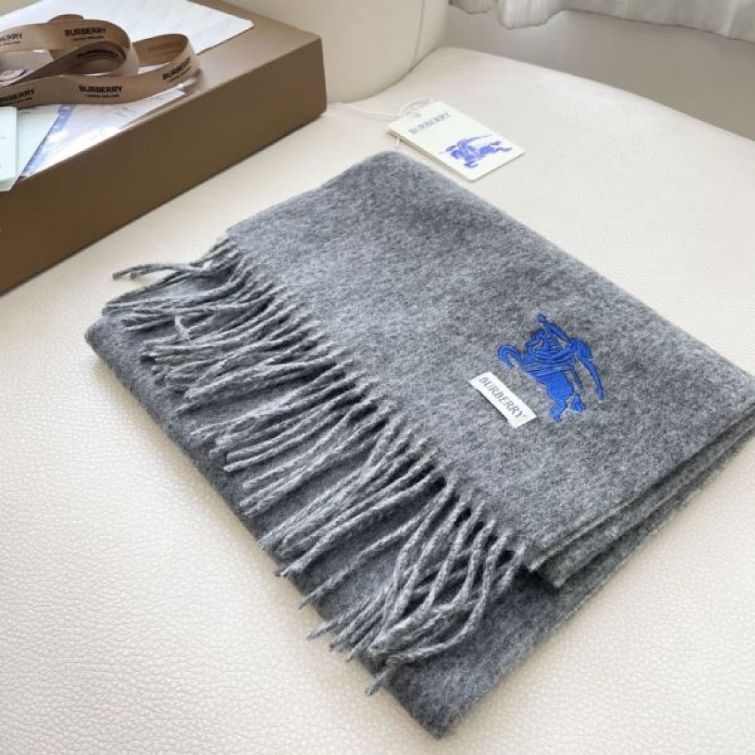 ロゴ刺繍風 バイカラーデザイン フリンジ付き やわらか見え BURBERRY バーバリー コピー マフラー 通勤にも休日にも