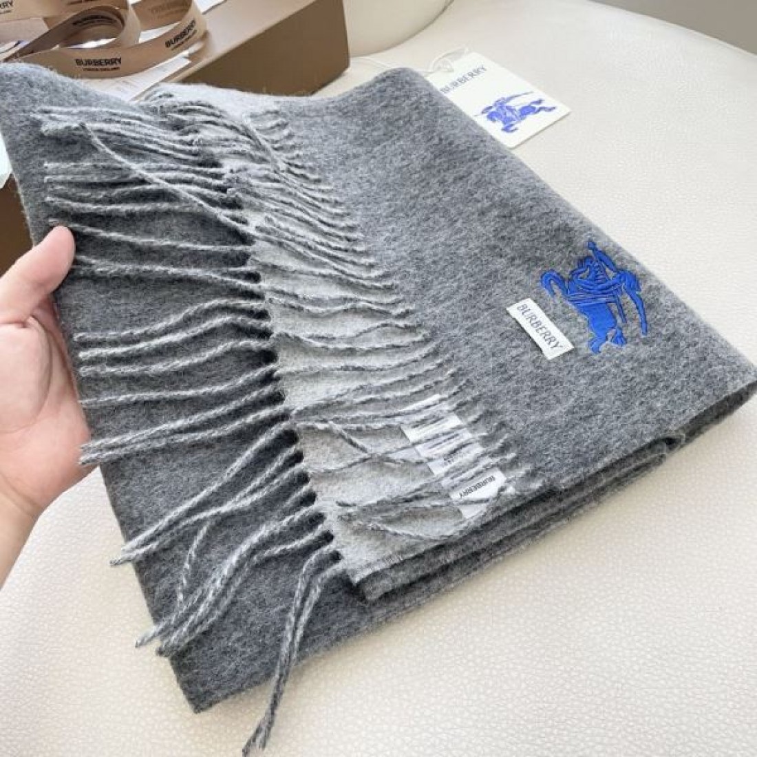 ロゴ刺繍風 バイカラーデザイン フリンジ付き やわらか見え BURBERRY バーバリー コピー マフラー 通勤にも休日にも