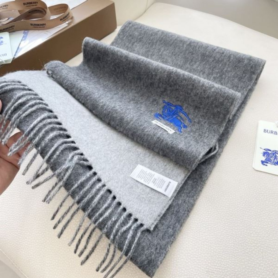 ロゴ刺繍風 バイカラーデザイン フリンジ付き やわらか見え BURBERRY バーバリー コピー マフラー 通勤にも休日にも