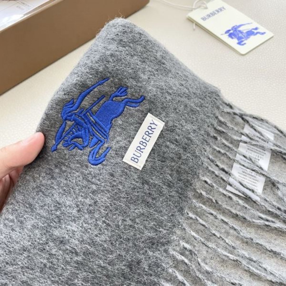 ロゴ刺繍風 バイカラーデザイン フリンジ付き やわらか見え BURBERRY バーバリー コピー マフラー 通勤にも休日にも