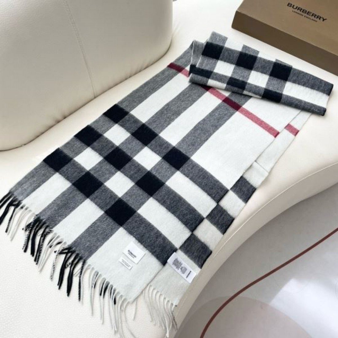 チェック柄 フリンジ付き 差し色デザイン 大判ストール風 BURBERRY バーバリー コピー マフラー 2026新作 首元映え