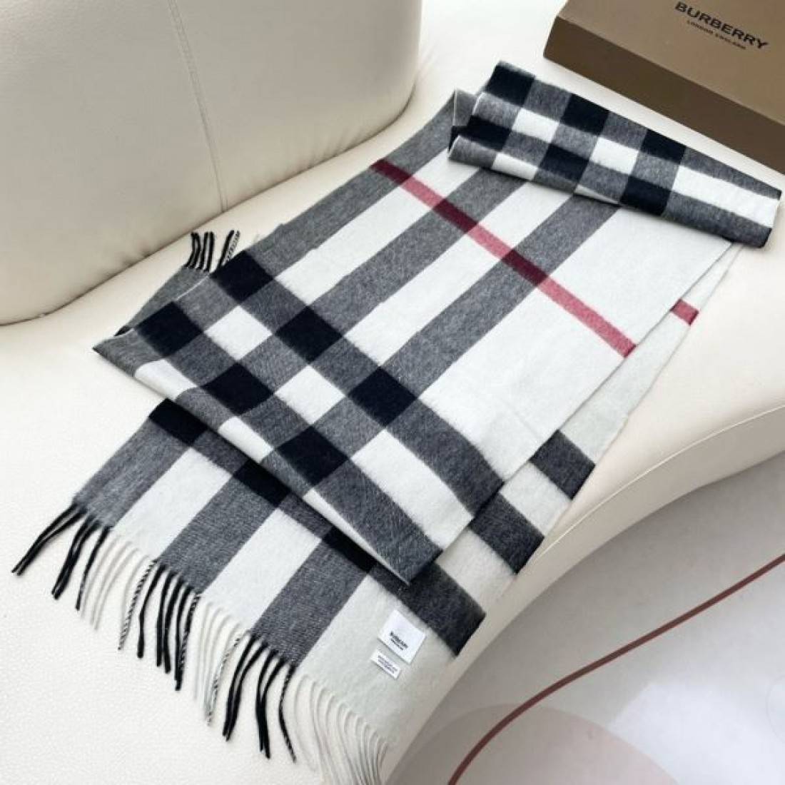 チェック柄 フリンジ付き 差し色デザイン 大判ストール風 BURBERRY バーバリー コピー マフラー 2026新作 首元映え