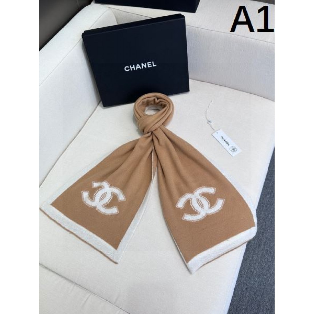 ビッグCCロゴ CHANEL シャネル コピー マフラー キャメル×ホワイト配色 ニット素材 ロングシルエット 季節感ある仕上がり
