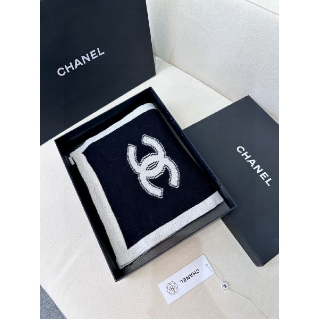 ビッグCCロゴ CHANEL シャネル コピー マフラー キャメル×ホワイト配色 ニット素材 ロングシルエット 季節感ある仕上がり