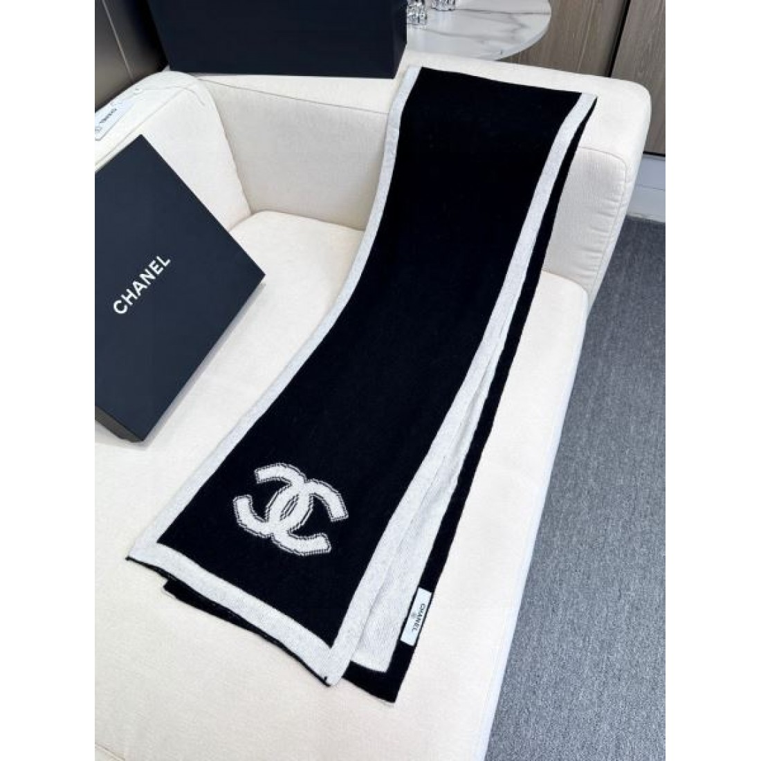 ビッグCCロゴ CHANEL シャネル コピー マフラー キャメル×ホワイト配色 ニット素材 ロングシルエット 季節感ある仕上がり