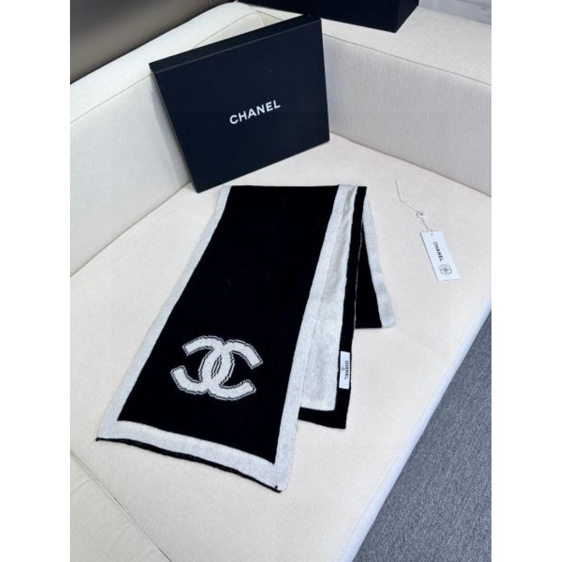 ビッグCCロゴ CHANEL シャネル コピー マフラー キャメル×ホワイト配色 ニット素材 ロングシルエット 季節感ある仕上がり