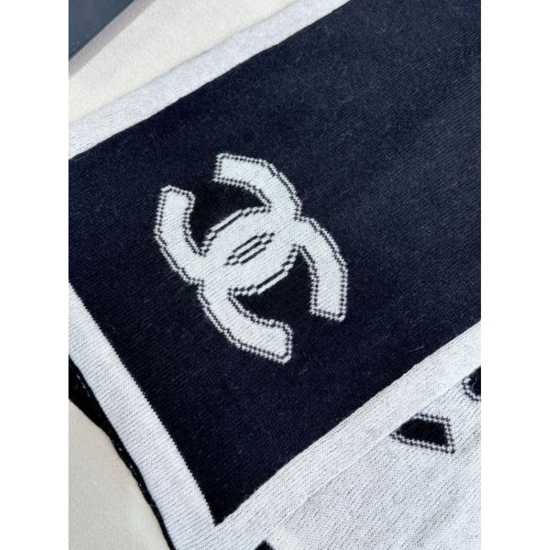 ビッグCCロゴ CHANEL シャネル コピー マフラー キャメル×ホワイト配色 ニット素材 ロングシルエット 季節感ある仕上がり