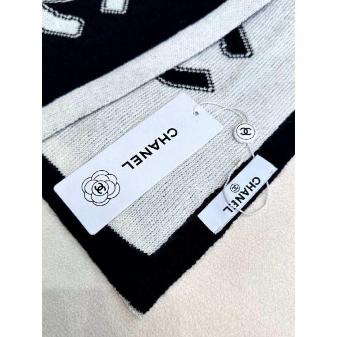 ビッグCCロゴ CHANEL シャネル コピー マフラー キャメル×ホワイト配色 ニット素材 ロングシルエット 季節感ある仕上がり