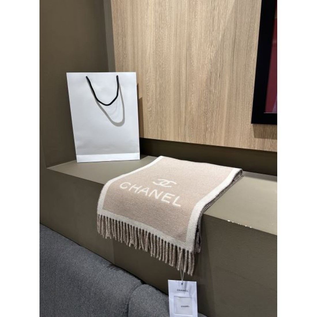 モノトーン構成 CHANEL シャネル コピー ストール ブラック×ホワイトカラー CCロゴデザイン 柔らかなニット質感 防寒アイテム