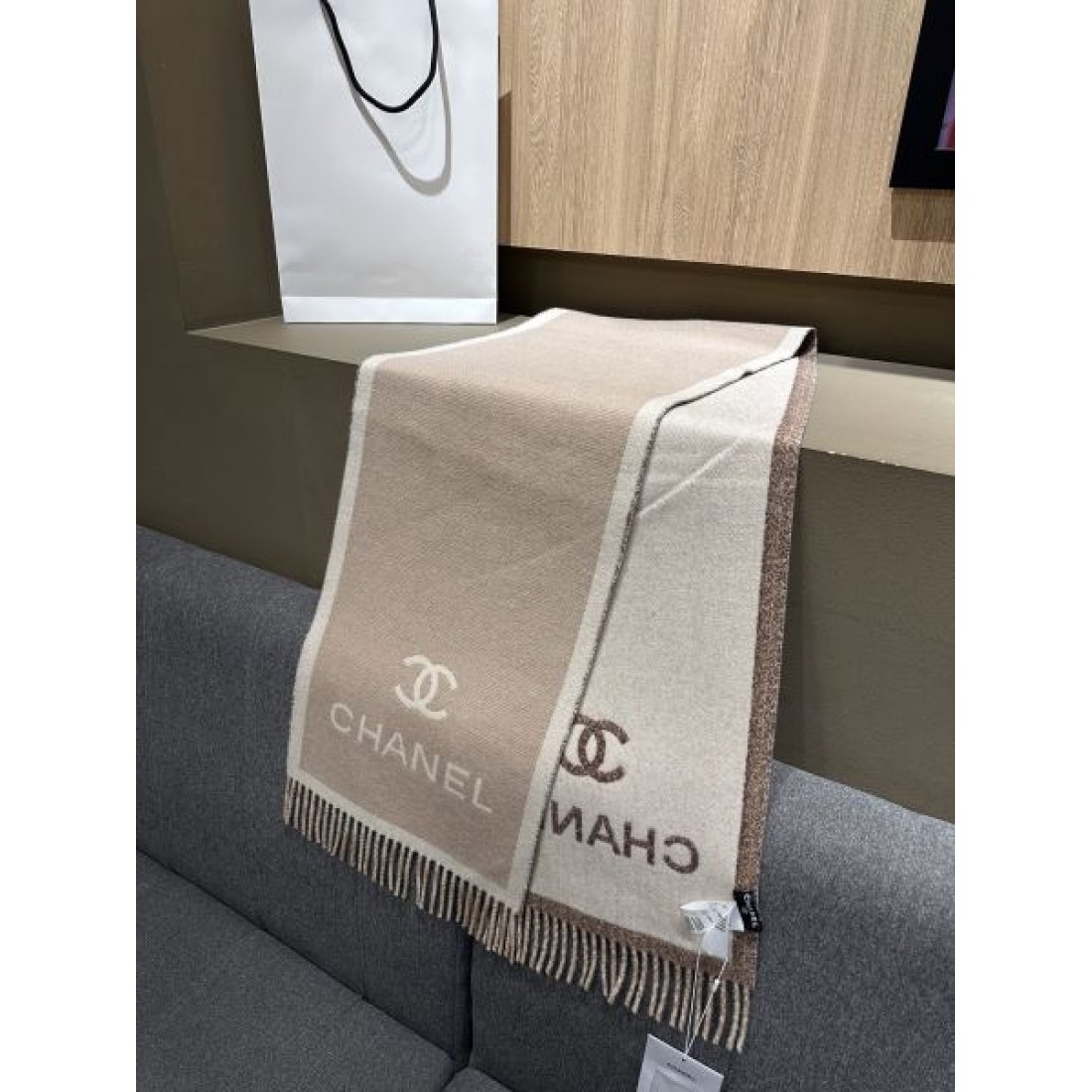 モノトーン構成 CHANEL シャネル コピー ストール ブラック×ホワイトカラー CCロゴデザイン 柔らかなニット質感 防寒アイテム