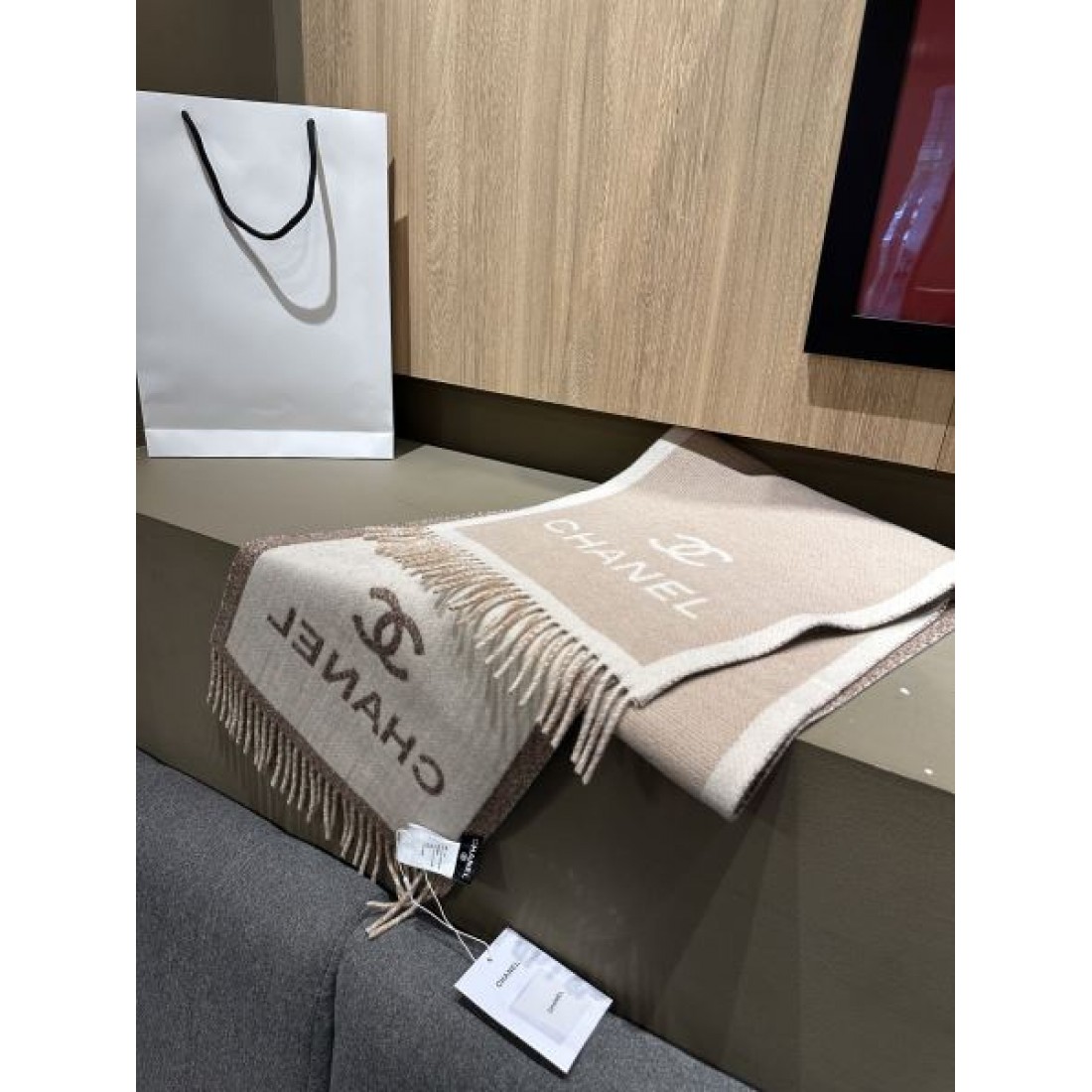 モノトーン構成 CHANEL シャネル コピー ストール ブラック×ホワイトカラー CCロゴデザイン 柔らかなニット質感 防寒アイテム