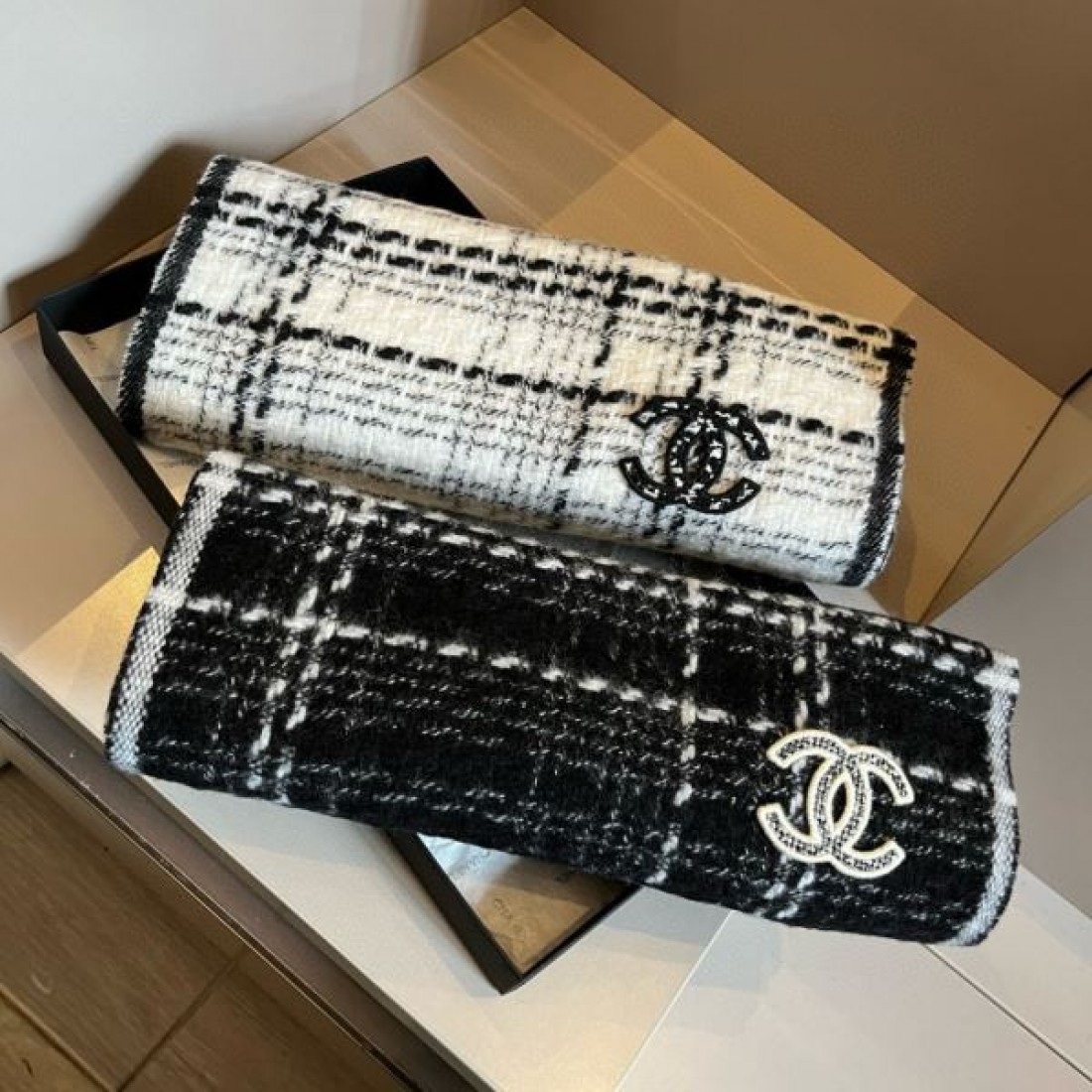 ネイビートーン CHANEL シャネル コピー マフラー ネイビー×ホワイトライン 大判デザイン CCロゴアクセント 秋冬コーデ対応