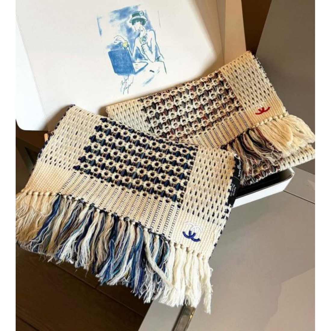 コントラスト配色 CHANEL シャネル コピー スカーフ ブラックベース ホワイトトリム ロゴデザイン 巻きやすいロング仕様