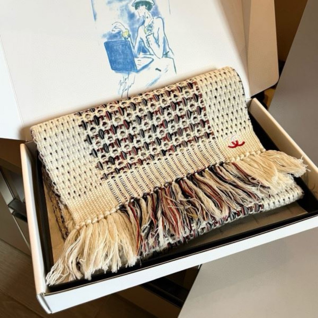 コントラスト配色 CHANEL シャネル コピー スカーフ ブラックベース ホワイトトリム ロゴデザイン 巻きやすいロング仕様