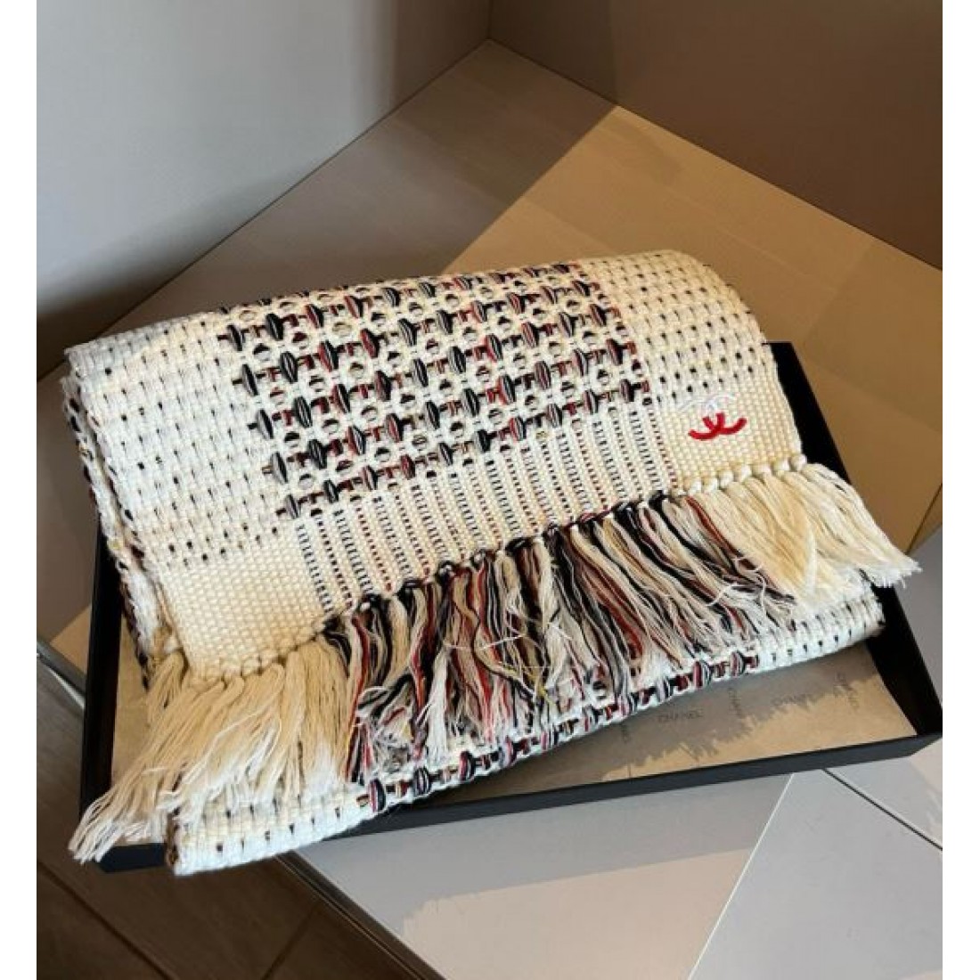 コントラスト配色 CHANEL シャネル コピー スカーフ ブラックベース ホワイトトリム ロゴデザイン 巻きやすいロング仕様