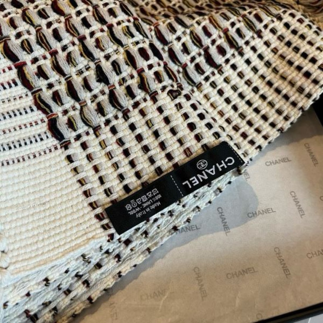 コントラスト配色 CHANEL シャネル コピー スカーフ ブラックベース ホワイトトリム ロゴデザイン 巻きやすいロング仕様