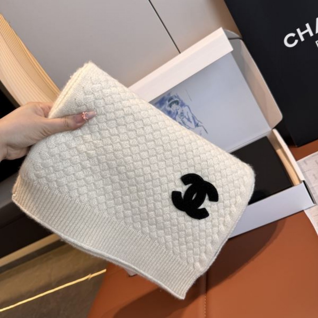 ニット仕上げ CHANEL シャネル コピー マフラー キャメルカラー ビッグCCロゴ 保温性ある素材感 カジュアルスタイル向け