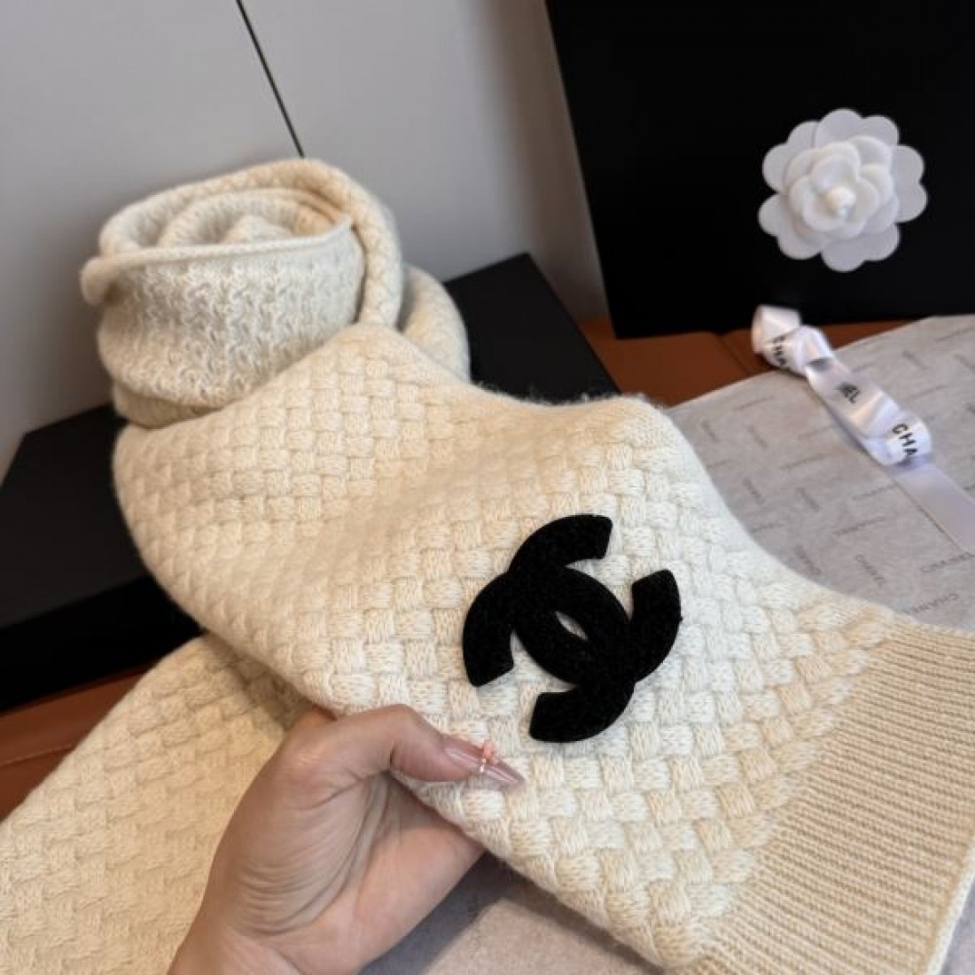 ニット仕上げ CHANEL シャネル コピー マフラー キャメルカラー ビッグCCロゴ 保温性ある素材感 カジュアルスタイル向け