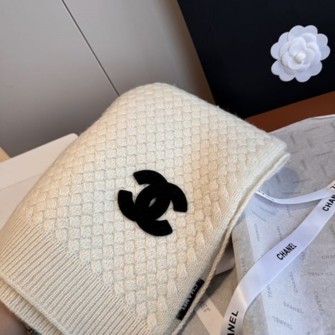 ニット仕上げ CHANEL シャネル コピー マフラー キャメルカラー ビッグCCロゴ 保温性ある素材感 カジュアルスタイル向け