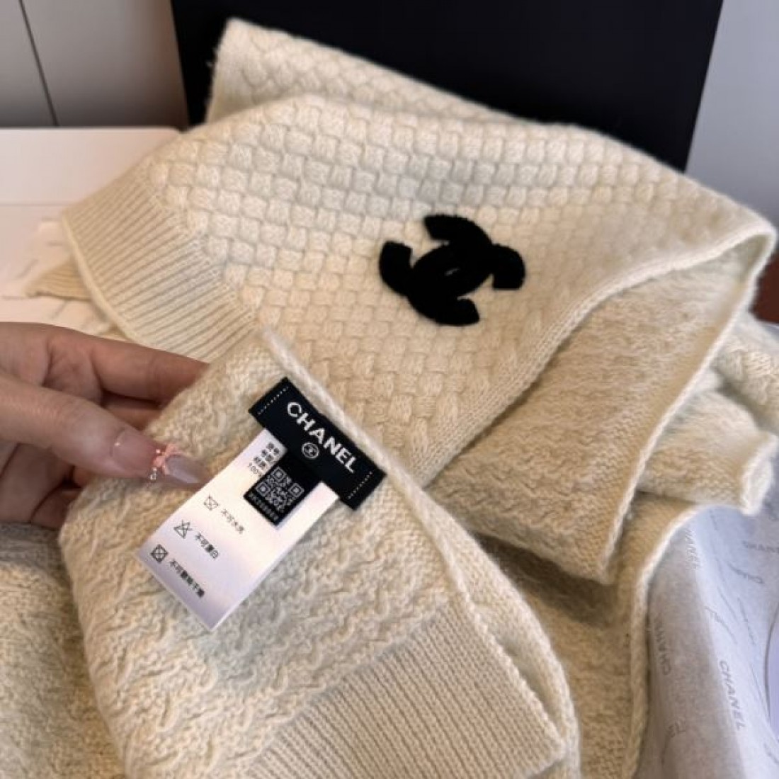 ニット仕上げ CHANEL シャネル コピー マフラー キャメルカラー ビッグCCロゴ 保温性ある素材感 カジュアルスタイル向け
