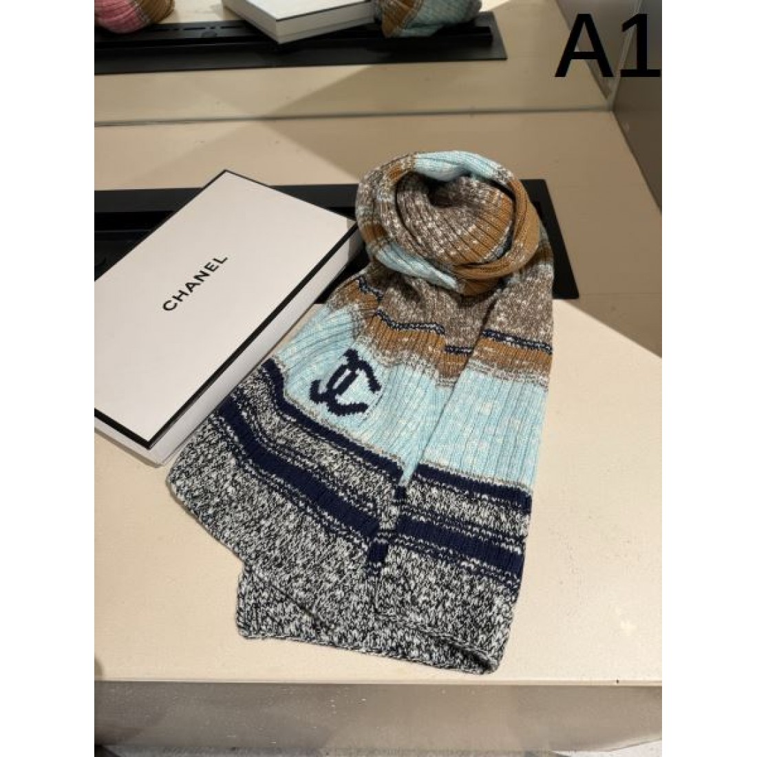ツイード調デザイン CHANEL シャネル コピー マフラー ピンク×グレー配色 CCロゴ入り フリンジ仕様 華やかな秋冬アクセント