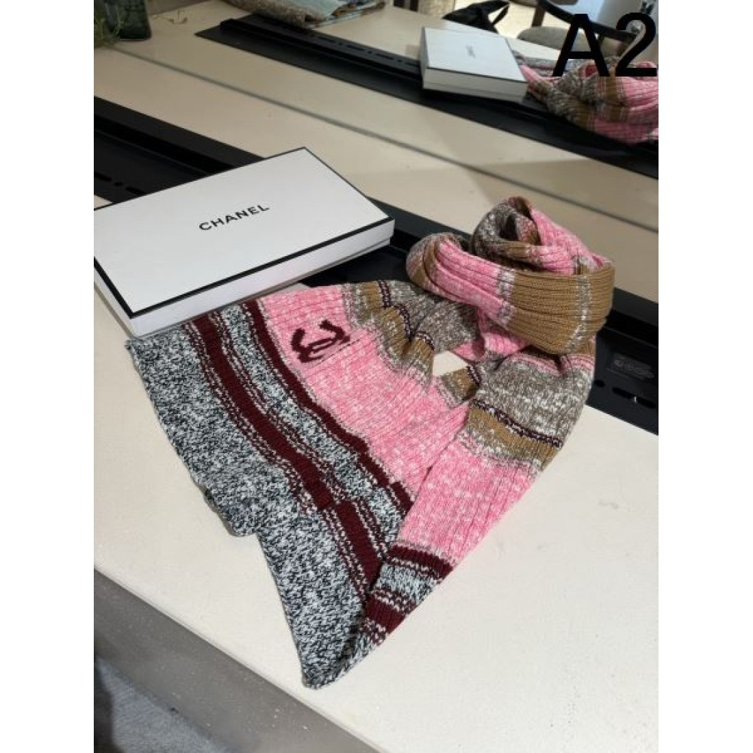 ツイード調デザイン CHANEL シャネル コピー マフラー ピンク×グレー配色 CCロゴ入り フリンジ仕様 華やかな秋冬アクセント
