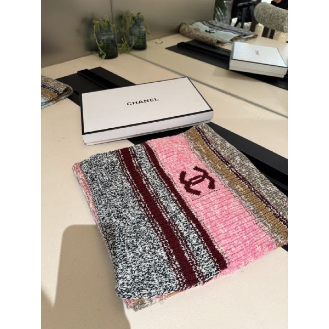 ツイード調デザイン CHANEL シャネル コピー マフラー ピンク×グレー配色 CCロゴ入り フリンジ仕様 華やかな秋冬アクセント