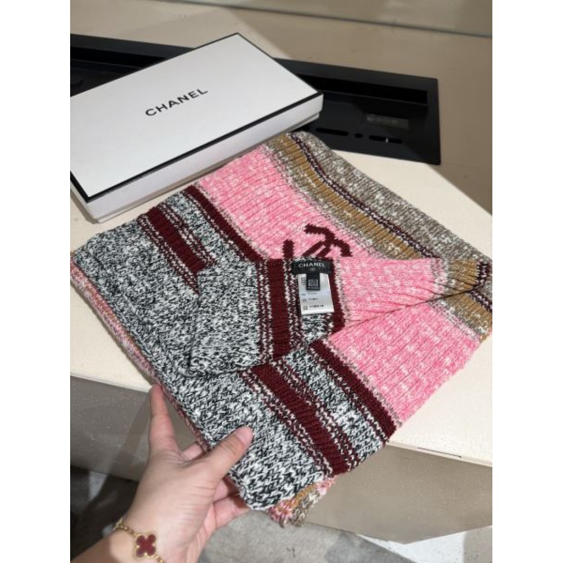 ツイード調デザイン CHANEL シャネル コピー マフラー ピンク×グレー配色 CCロゴ入り フリンジ仕様 華やかな秋冬アクセント