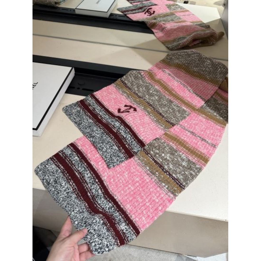 ツイード調デザイン CHANEL シャネル コピー マフラー ピンク×グレー配色 CCロゴ入り フリンジ仕様 華やかな秋冬アクセント