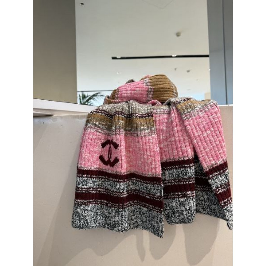 ツイード調デザイン CHANEL シャネル コピー マフラー ピンク×グレー配色 CCロゴ入り フリンジ仕様 華やかな秋冬アクセント