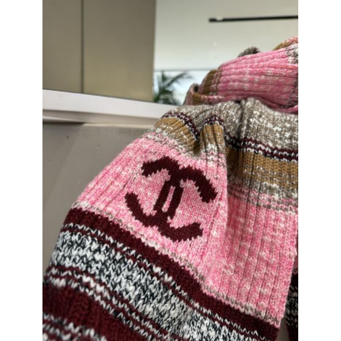 ツイード調デザイン CHANEL シャネル コピー マフラー ピンク×グレー配色 CCロゴ入り フリンジ仕様 華やかな秋冬アクセント