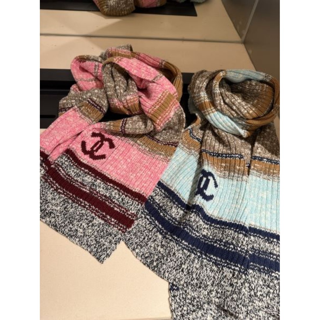 ツイード調デザイン CHANEL シャネル コピー マフラー ピンク×グレー配色 CCロゴ入り フリンジ仕様 華やかな秋冬アクセント