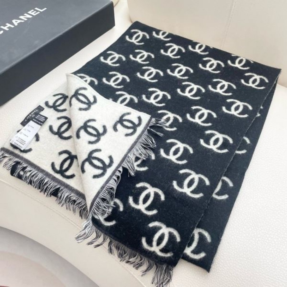 総柄CCロゴ CHANEL シャネル コピー マフラー ブラック×ホワイト配色 ジャカード織り フリンジ付き 存在感あるロング仕様