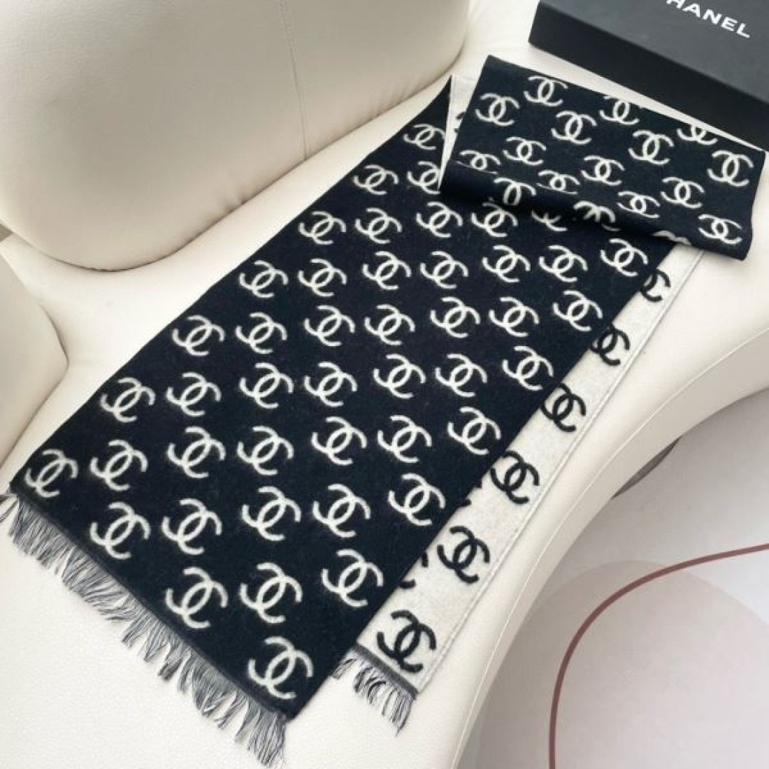 総柄CCロゴ CHANEL シャネル コピー マフラー ブラック×ホワイト配色 ジャカード織り フリンジ付き 存在感あるロング仕様