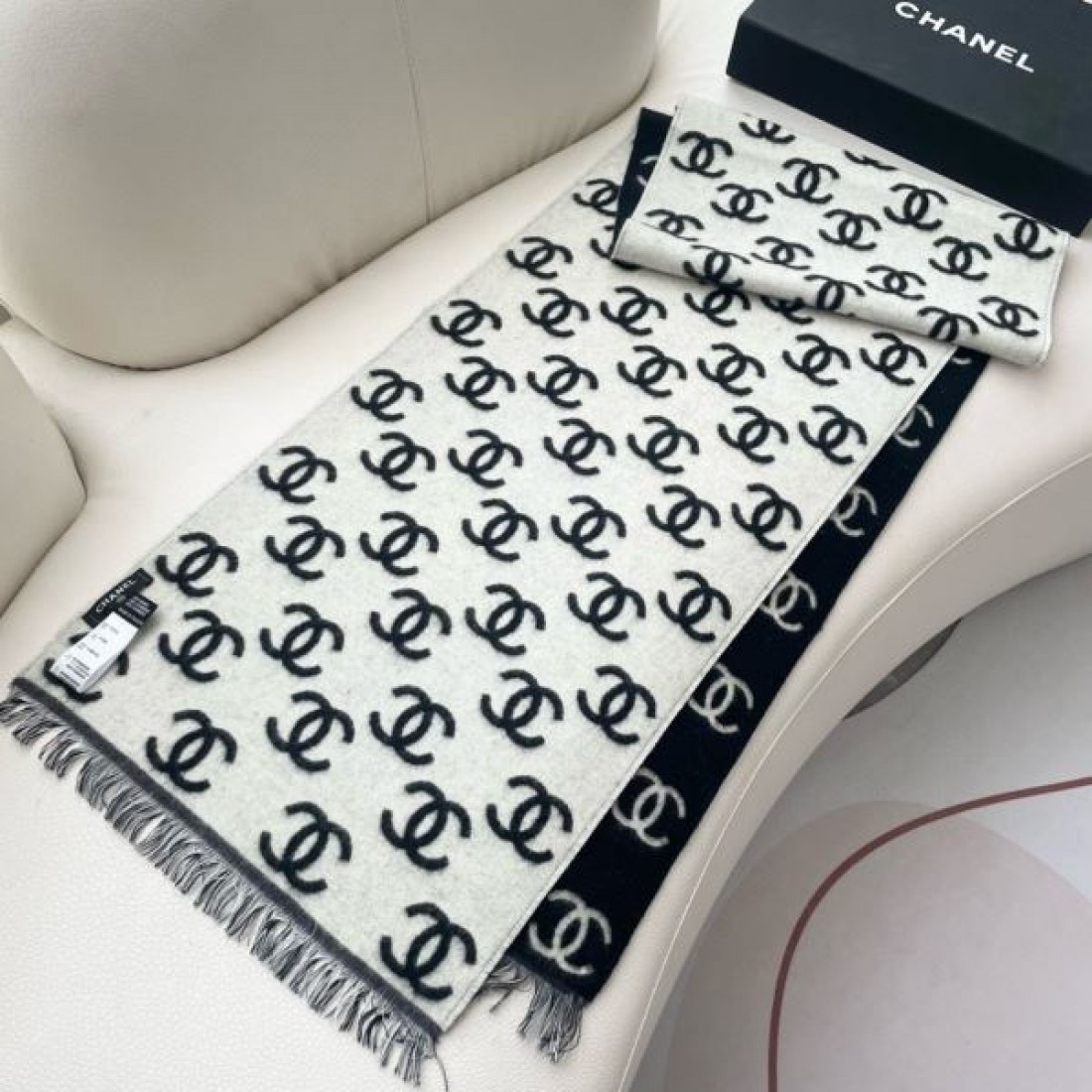 総柄CCロゴ CHANEL シャネル コピー マフラー ブラック×ホワイト配色 ジャカード織り フリンジ付き 存在感あるロング仕様
