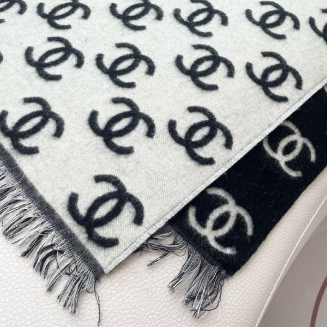 総柄CCロゴ CHANEL シャネル コピー マフラー ブラック×ホワイト配色 ジャカード織り フリンジ付き 存在感あるロング仕様