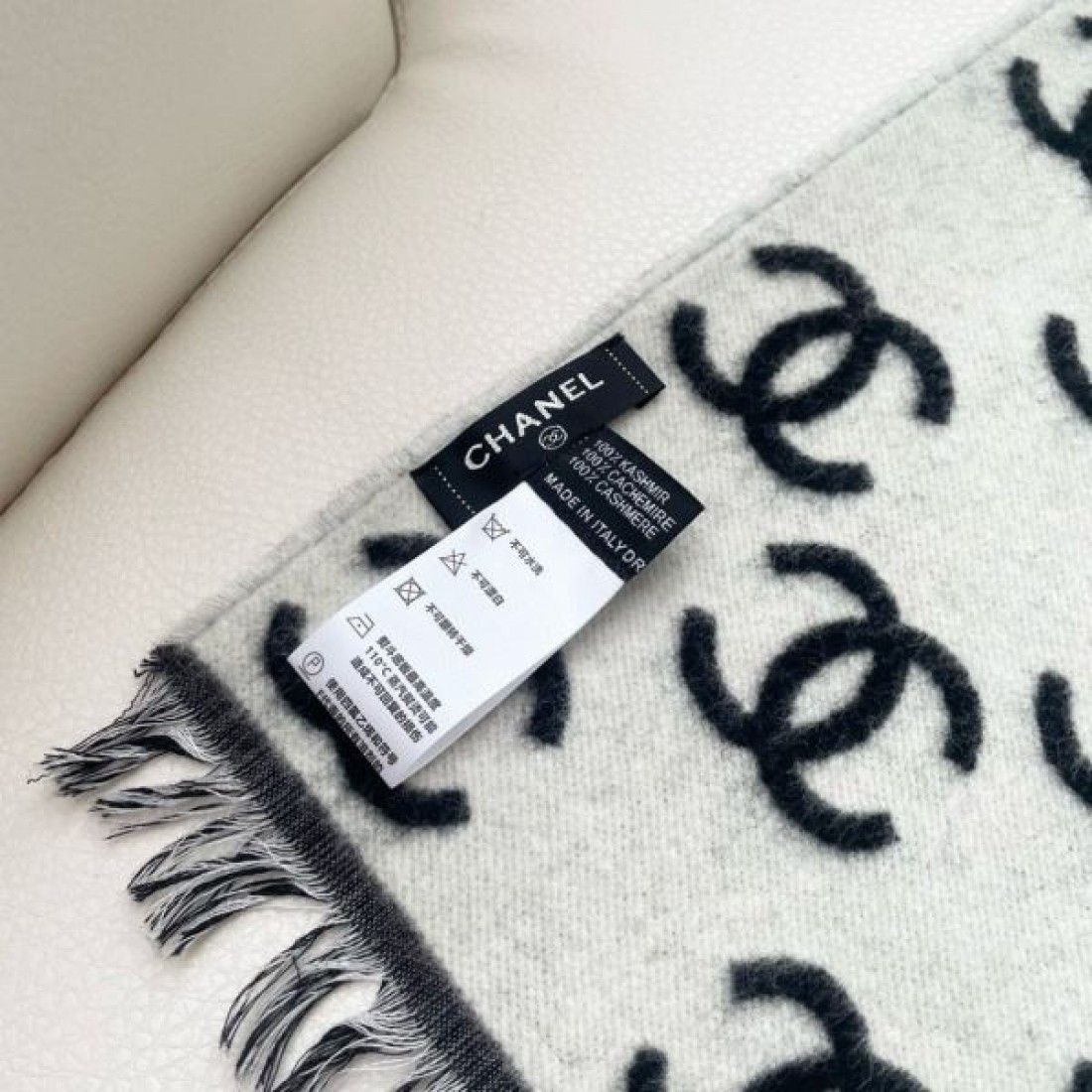総柄CCロゴ CHANEL シャネル コピー マフラー ブラック×ホワイト配色 ジャカード織り フリンジ付き 存在感あるロング仕様