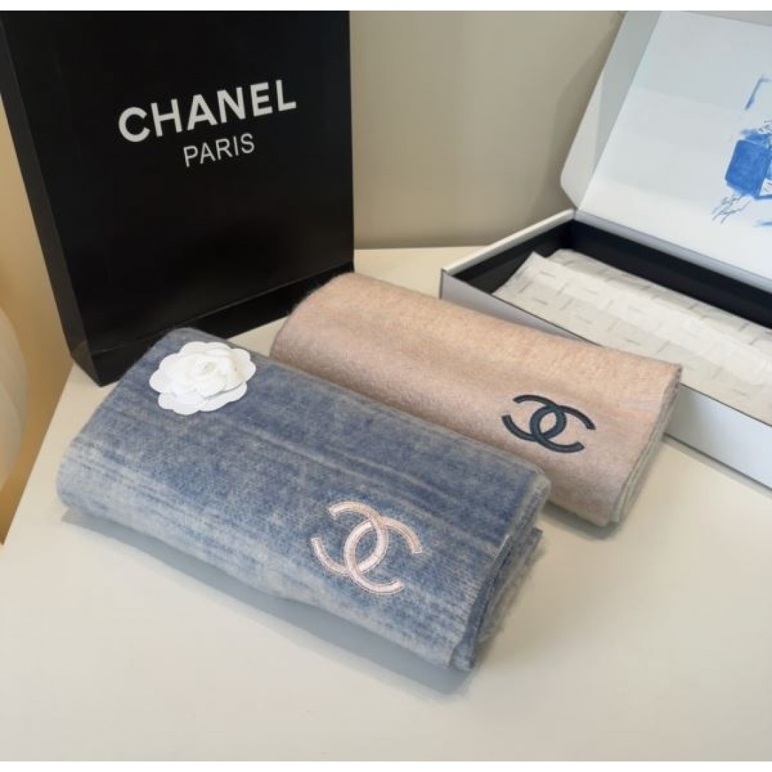リバーシブル風配色 CHANEL シャネル コピー マフラー ホワイト×ブラックコントラスト ロゴ総柄 柔らかな厚手素材